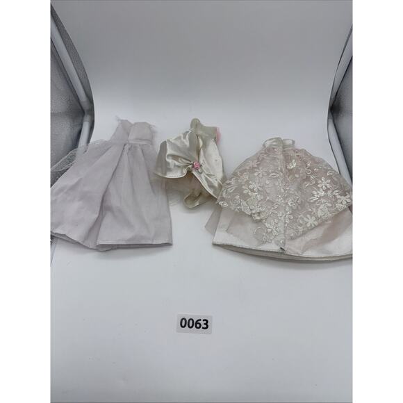 Vintage 1980s 90s Barbie Dresses Lot of 9 Outfits Wedding Princess Portuguese - Picture 7 of 9